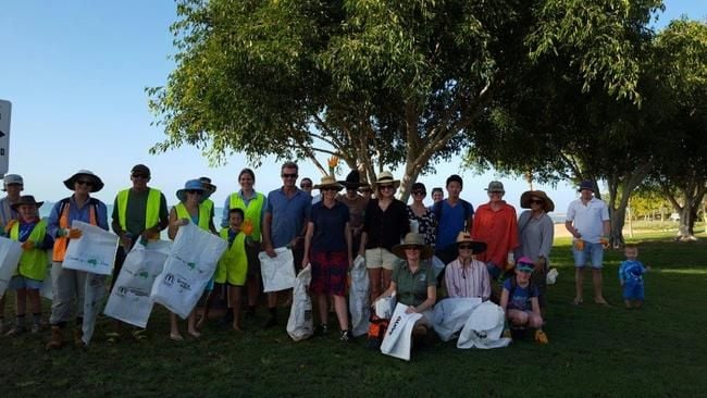 Community joins to clean up Town beach foreshore Community joins to clean up Town beach foreshore